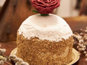 Кулич из пастилы и коробочки с шоколадными яйцами